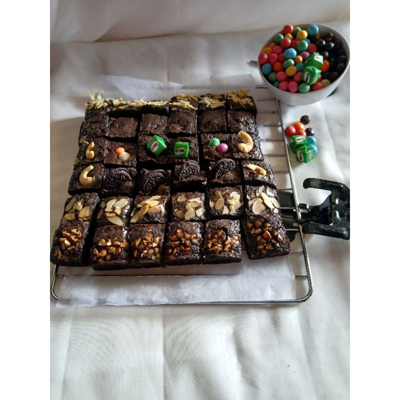 

Brownies Panggang Fudgy Ukuran (20×20 Isi 36 Potong) (20×10 Isi 18 potong)