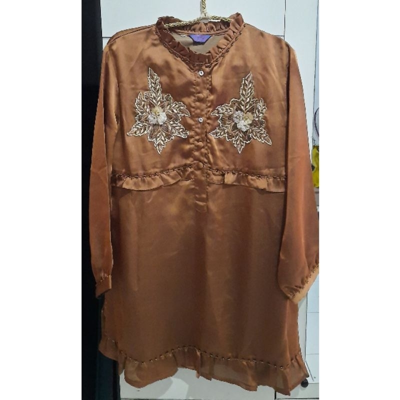 Preloved - Tunik mengkilap bordir bunga untuk wanita