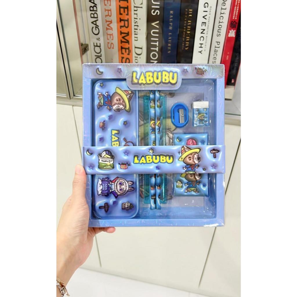 

Kotak Pensil Anak Set 7 in 1 Stationery Hadiah Anak Sekolah KARAKTER COWOK Alat Tulis Set Kotak Pensil LABUBU
