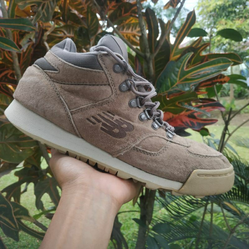 Sepatu NB 710