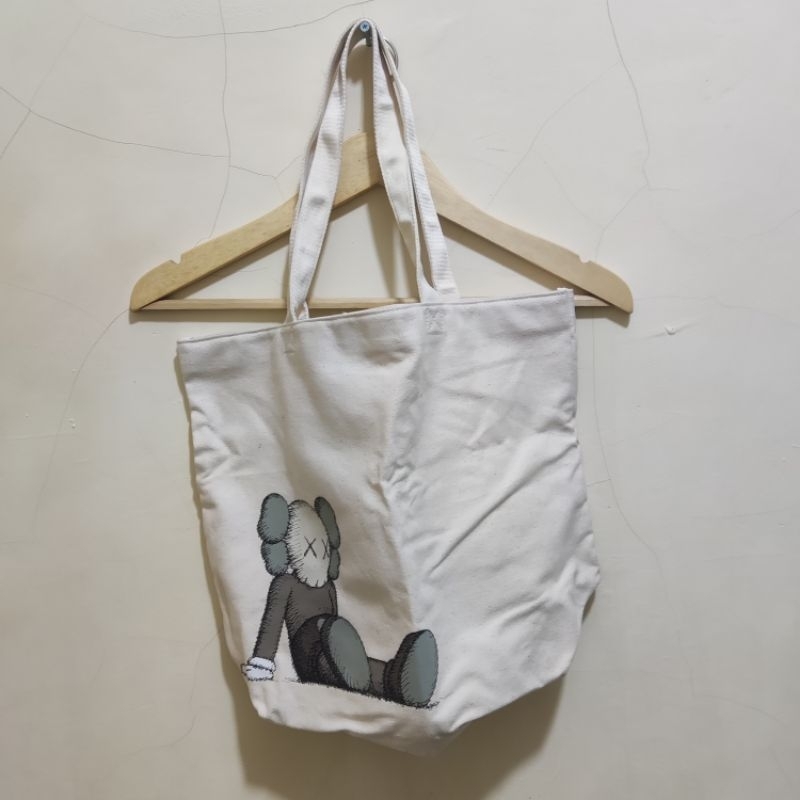 uniqlo kaws totebag