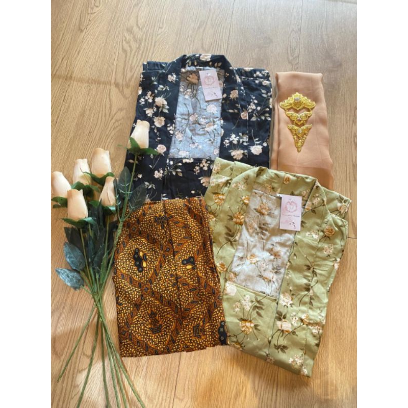 KEBAYA KUTUBARU MODERN HITAM BUNGA CREAM