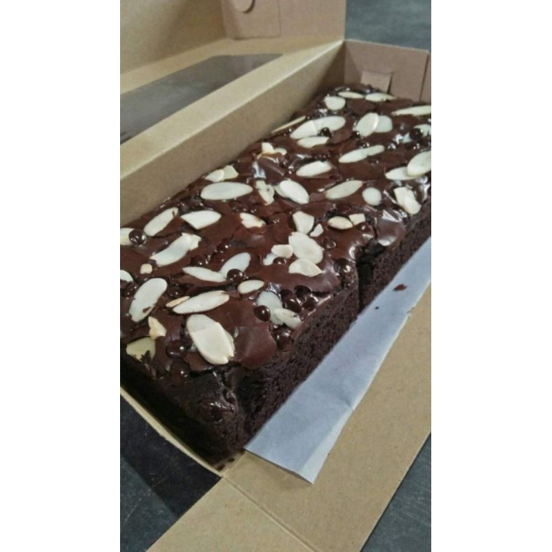 

Brownies pangang / fudgy brownie / fudgy brownies uk 20x10 cm topping almond cocochips, kacang, keju, coklat