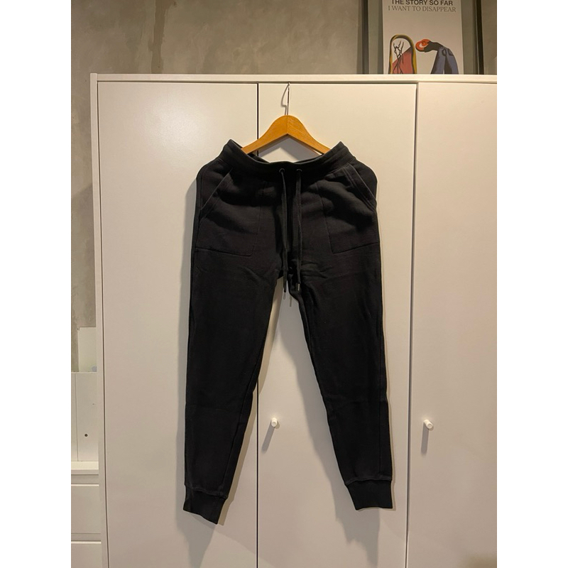 uniqlo black jogger pants
