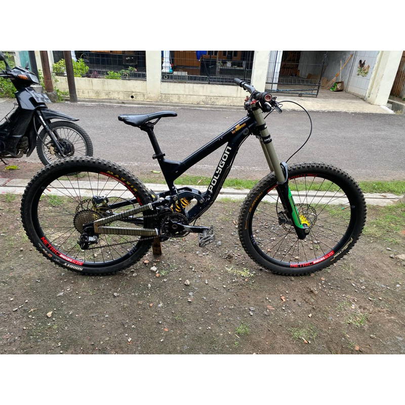 POLYGON COLLOSUS DH 01 27.5 SIZE S/ sepeda bekas