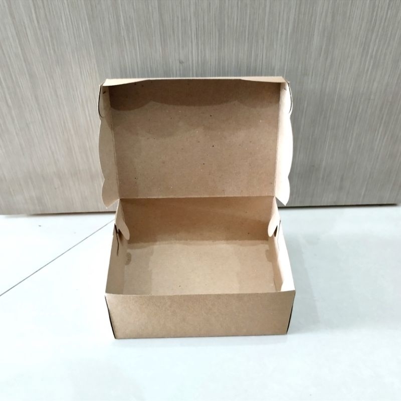 

Snack Box R5 Kraft isi 25 lembar/Kotak kue/Kotak cemilan/Kotak makan/Kotak Kecil/Kotak hajatan/Kotak snack/kotak ulang tahun