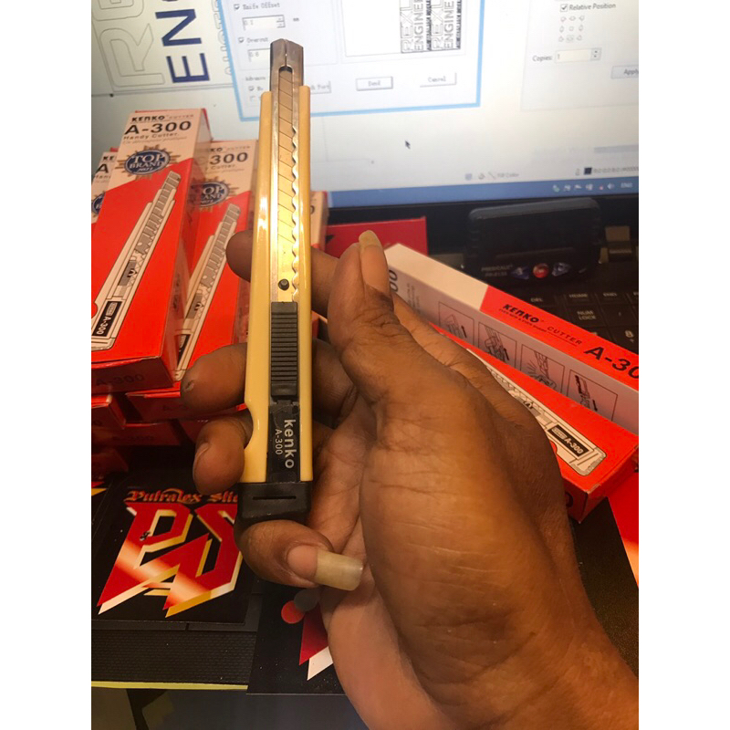 

cutter Kenko A-300 standart cutter alat bantu pasang stiker dan potong kertas atau PE pancing