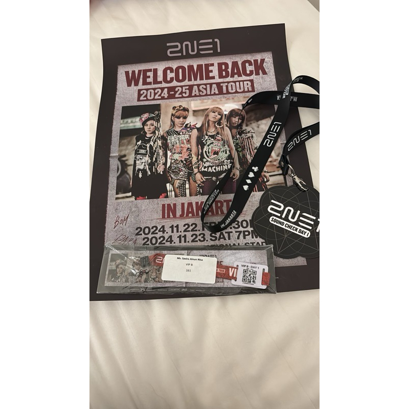 Poster dan Lanyard VIP konser Welcome Back 2NE1 Jakarta
