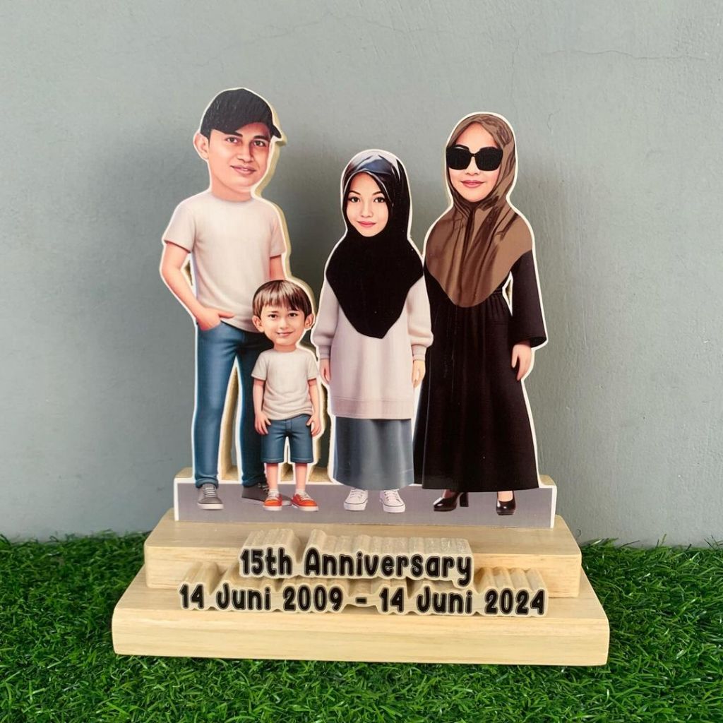 Hadiah Kado Karikatur Kayu Custom Wajah - 4 Wajah