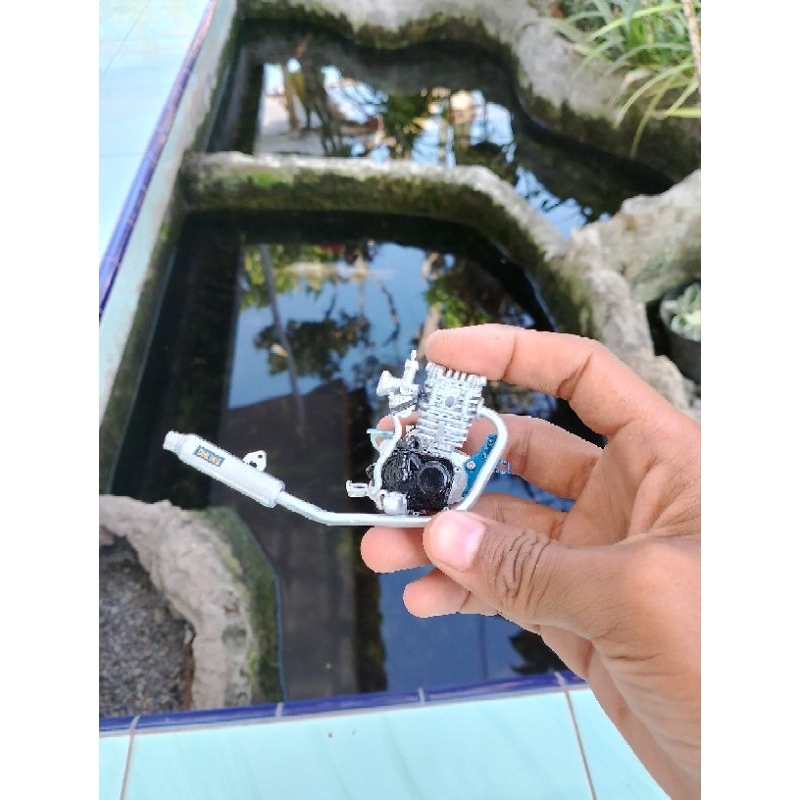 mesin miniatur motor herex skala 1:12, sudah sama knalpot dan karbu