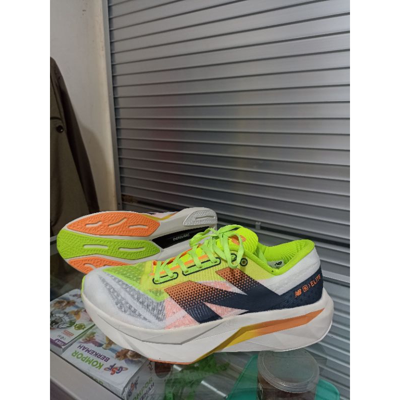 SEPATU NEW BALANCE SC ELITE V4 "WHITE VOLT ORANGE"