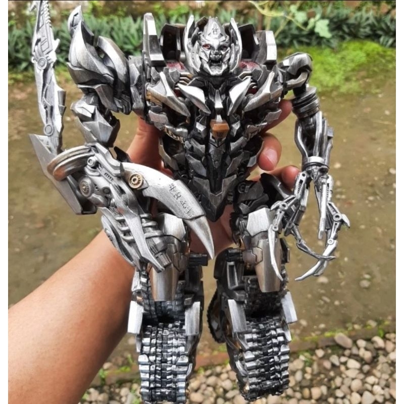 Robot Mainan Transformers Megatron