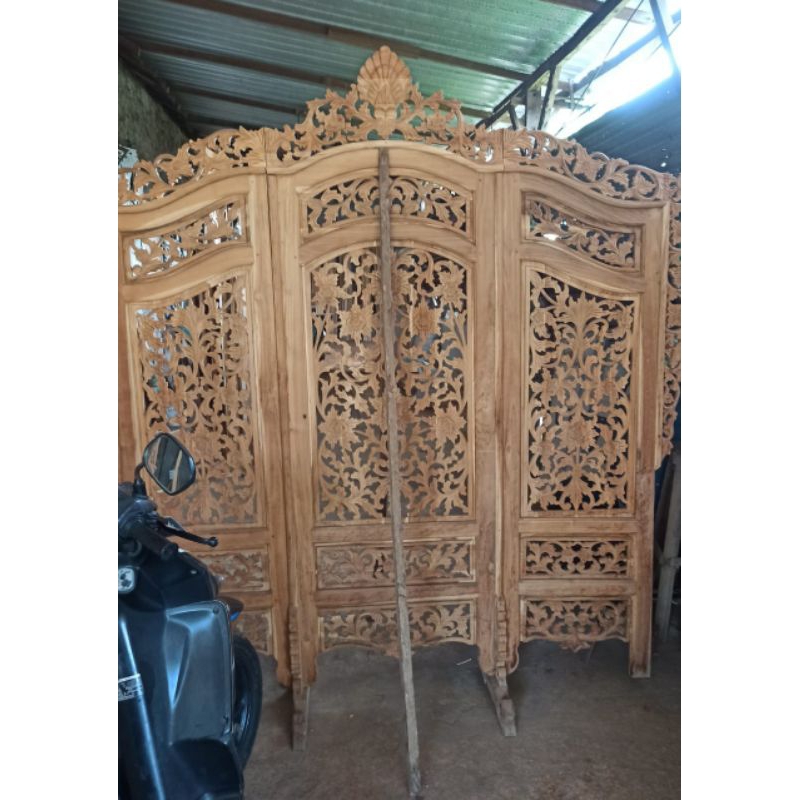 pembatas ruangan partisi kayu jati ukiran handmade Jepara furniture Jepara