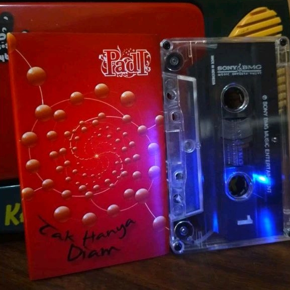 kaset pita Padi tak hanya diam