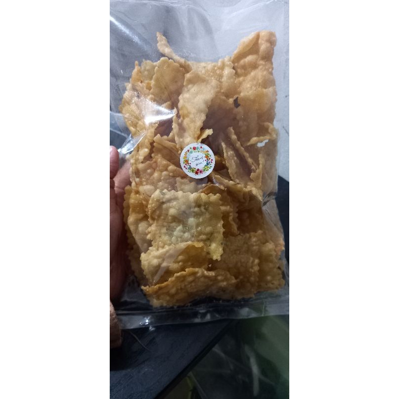 

kue bawang ada stik/keripik