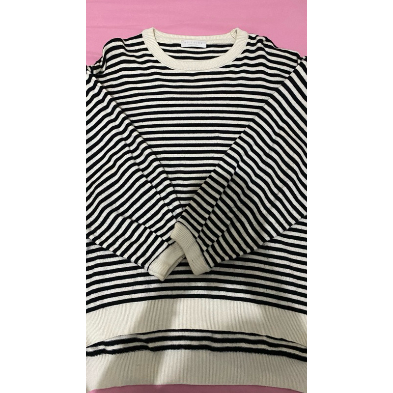 preloved Sweater Garis Hitam Putih