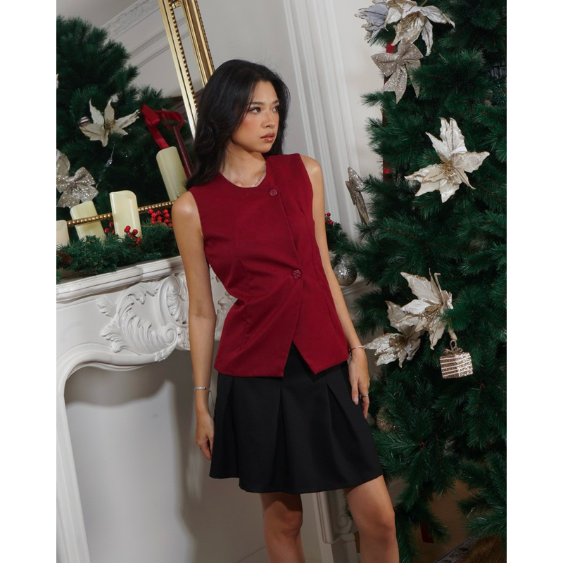 NOELLE VEST TOP | VIIE | Atasan Rompi Wanita Natal Bahan Semiwool Dengan Kancing