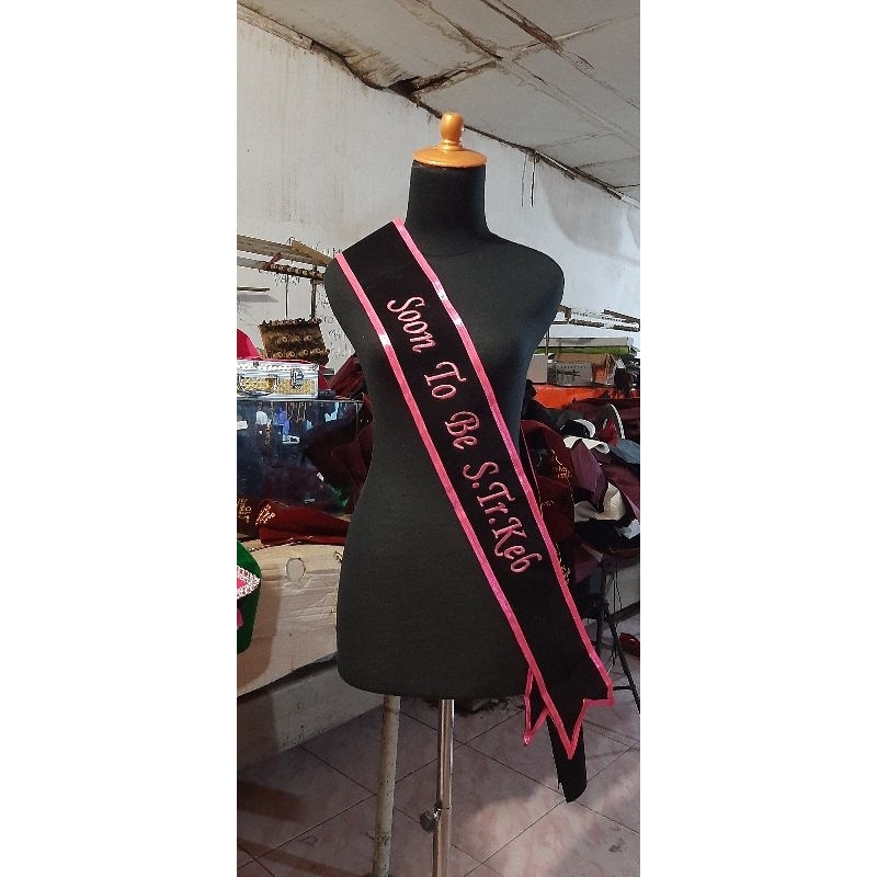 (1 HARI JADI) Selempang Wisuda Bordir Komputer Bahan Baldu/bludru Pinggiran Pita