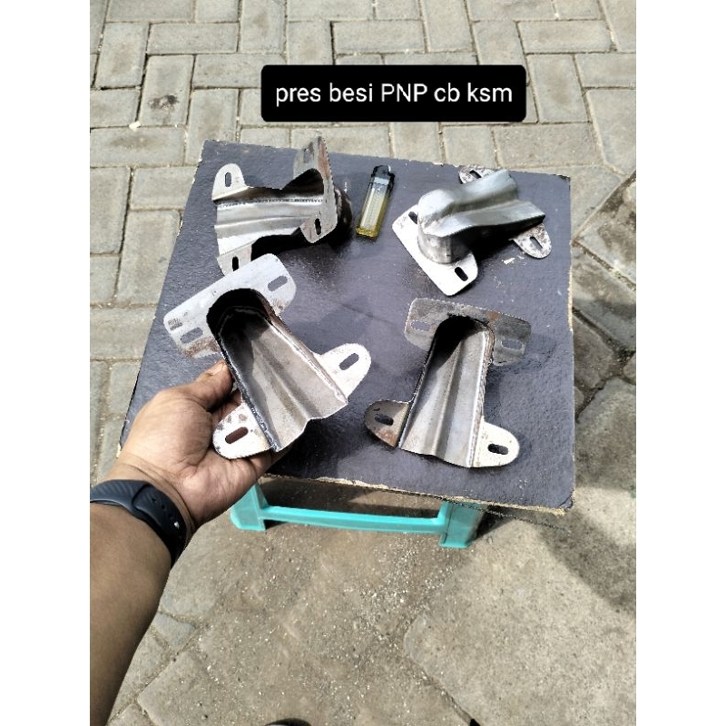 Dudukan lampu cb v80 press besi detail ORI/pangkon lampu belakang cb