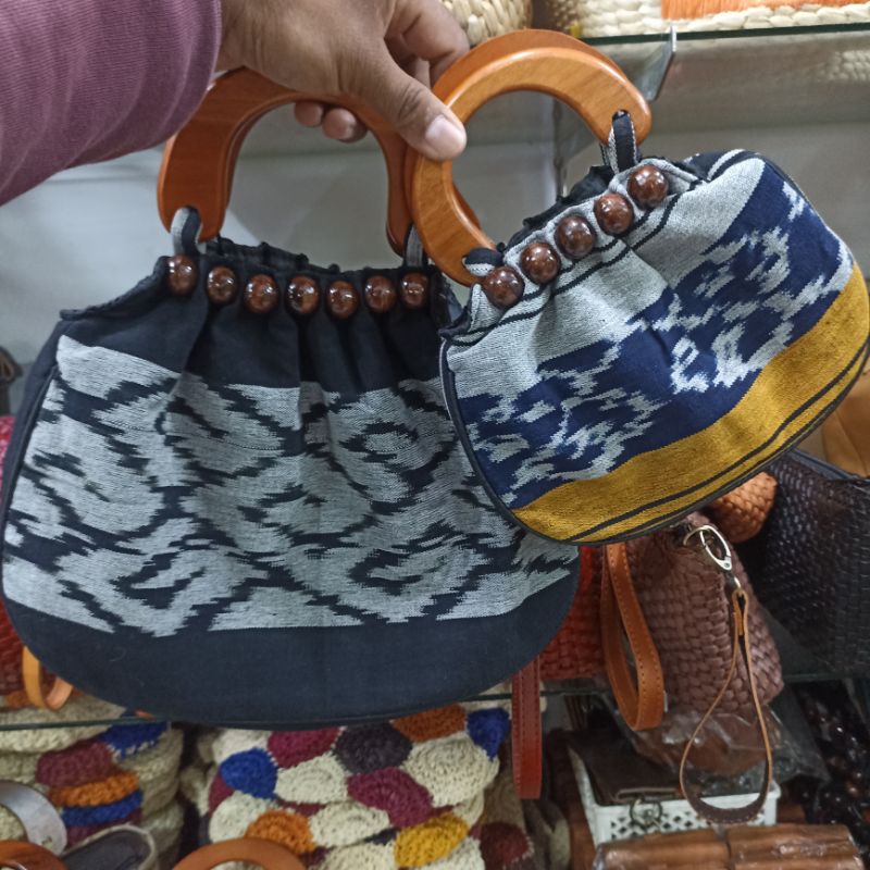 hand bag batik pegangan kayu,tas mukena batik/tas souvernir batik/tas batik/tas unik