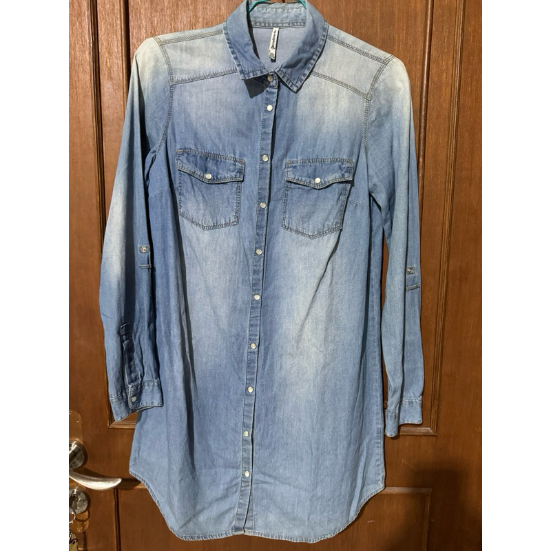 Preloved kemeja wanita Jeans Merk Stradivarius