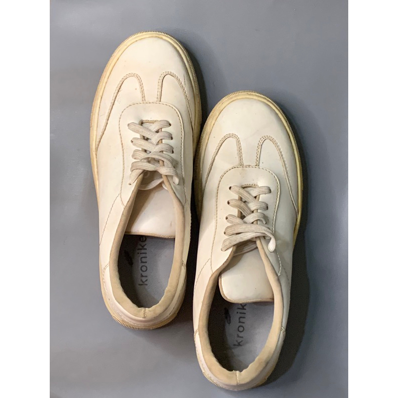 PRELOVED SEPATU KRONIKEL