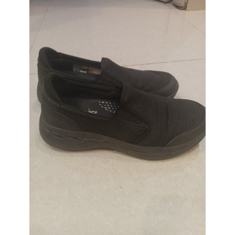 preloved sepatu skechers 41 hitam pria original archfit cowok/laki-laki harga net/no nego