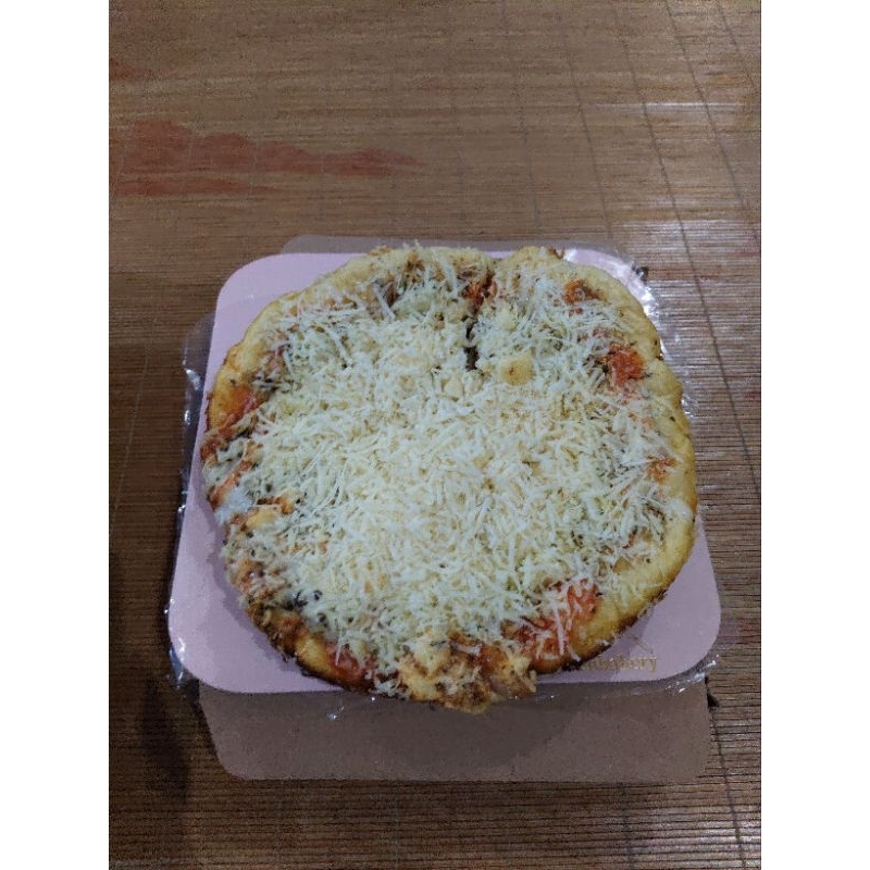 

Pizza Mini topping parutan keju dan suiran ayam