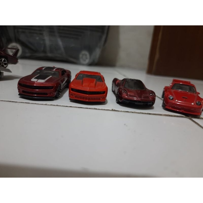 Mainan Mobil Red dengan Tempat Rak Pas