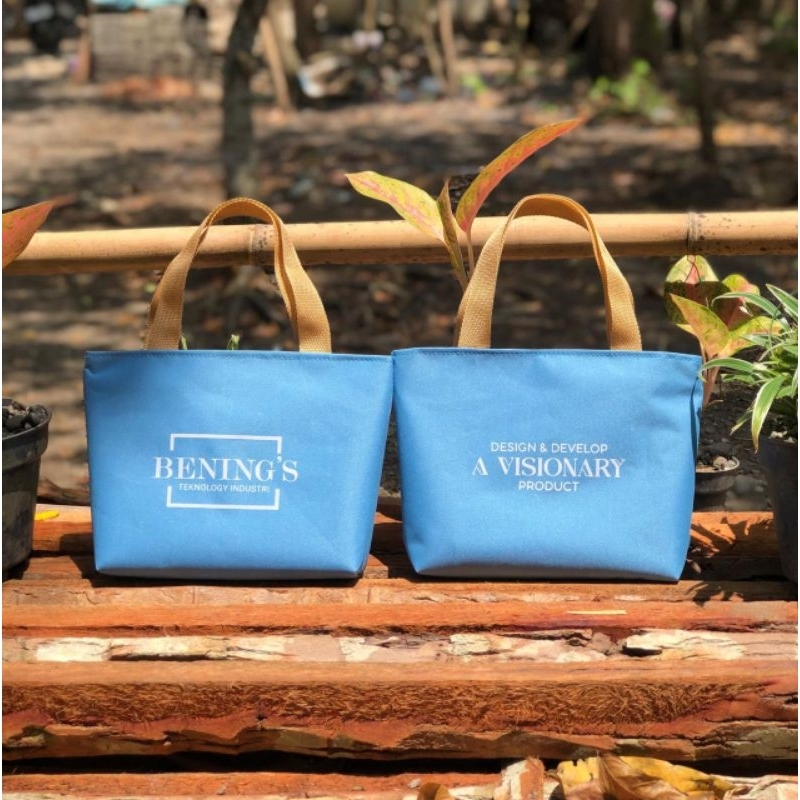 

TAS RESLETING CUSTOM BEBAS DESAIN 20x25/Pouch Skincare Murah Unik Custom/Tas Skincare Murah Unik/Souvenir Pernikahan Murah/Tas Umroh Haji/Tas Hajatan