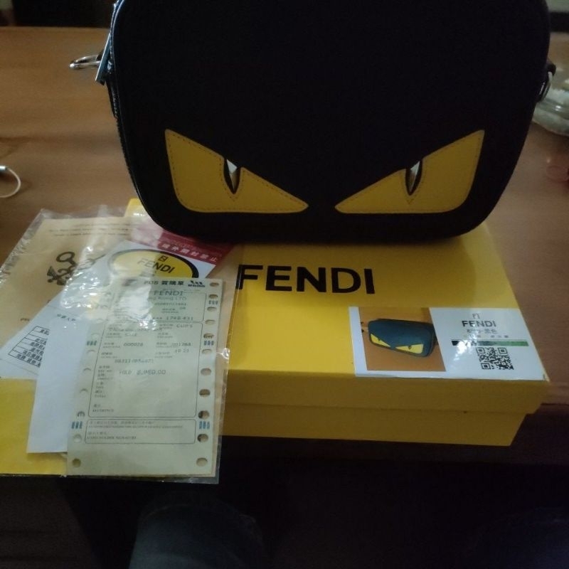 tas slim Fendi mata kuning