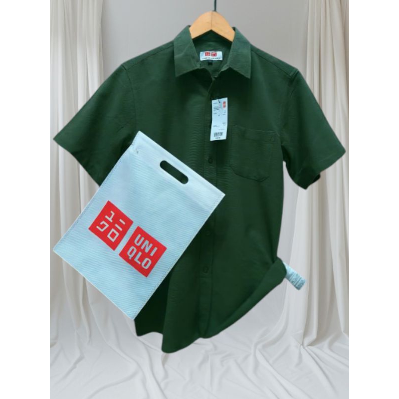 kemeja polos pria lengan pendek uniqlo slimfit, casual, nyaman, stylish, simple  putih