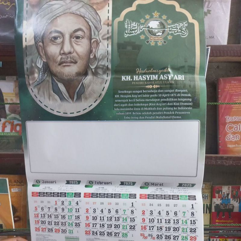 

Kalender NU menara kudus 4 lembar atau triwulan.