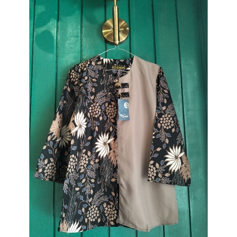 Arjuna Weda Blouse Batik Modern