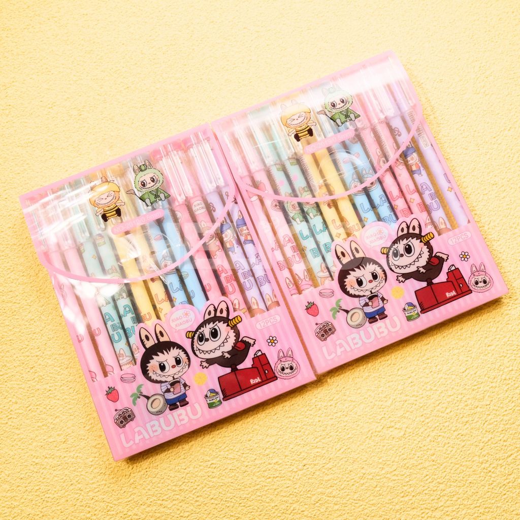 

1 BOX 12 PCS PULPEN GEL LABUBU MARBEL PENA BOLPEN GEL LABUBU SERIES TINTA HITAM HARGA GROSIR HELIOSS.CO