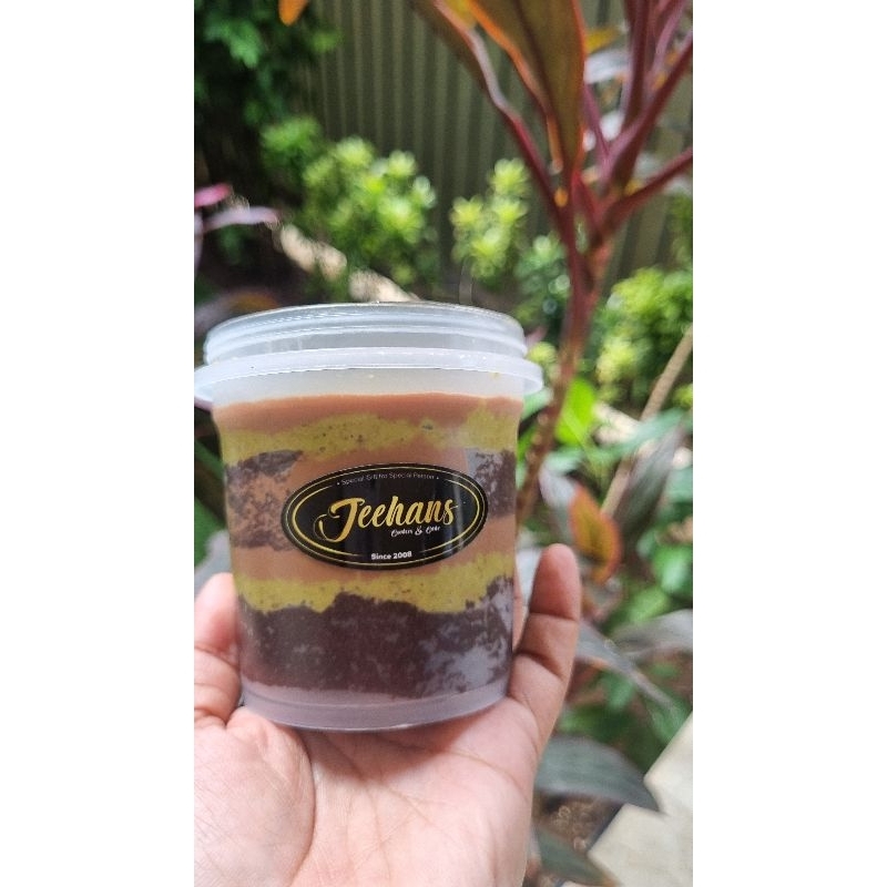 

brownies fudgy kunafa pistacio jar (milk chocolate)