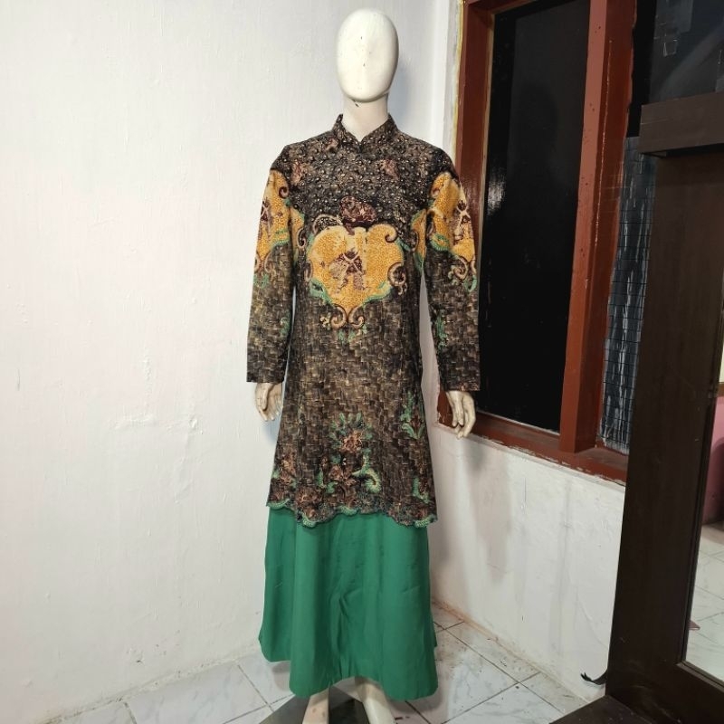 Gamis Batik Tulis Motif Wayang dan Gribigan