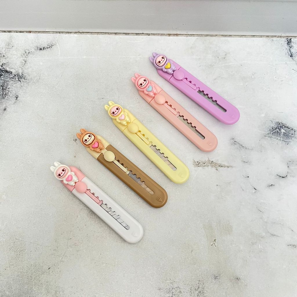 

Cutter Mini Panjang LABUBU Super Cute Lucu Ready 5 Variant Warna / Cutter Kertas Model LABUBU Ukuran Kecil Panjang Bahan Plastik dan Besi Awet Stationary Fancy Kekinian Bisa Grosir dan COD Harga Termurah