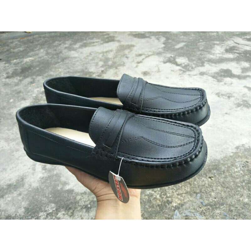 Sepatu milton hitam dan putih