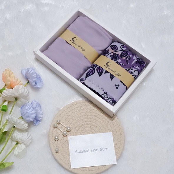HAMPERS HIJAB SEGI EMPAT VOAL SYARI MOTIF LASERCUT