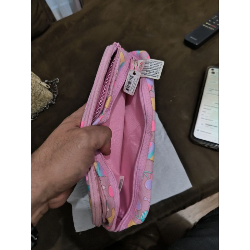 

Kotak tempat pulpen Smiggl . preloved
