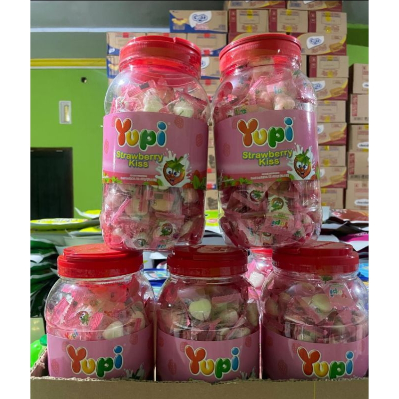 

YUPI LOVE TOPLES/JAR CANDY STRAWBERRY KISS (Isi 125pcs)