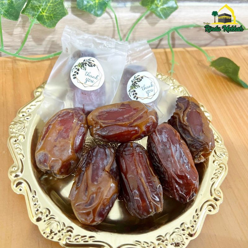 

Kurma Medjoul satu butir | Oleh-oleh Haji dan Umroh