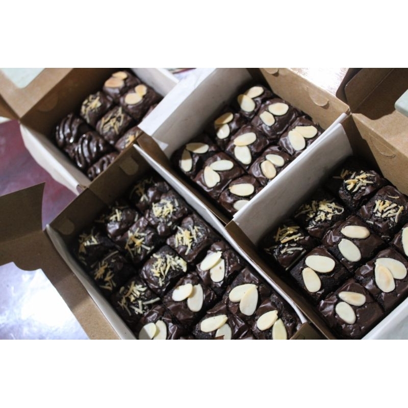 

FUDGY BROWNIES 10x10 toping almond keju coklat cocochip