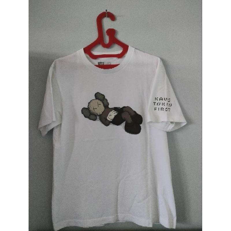 T-shirt Kaws Tokyo First x Uniqlo + kaws hitam
