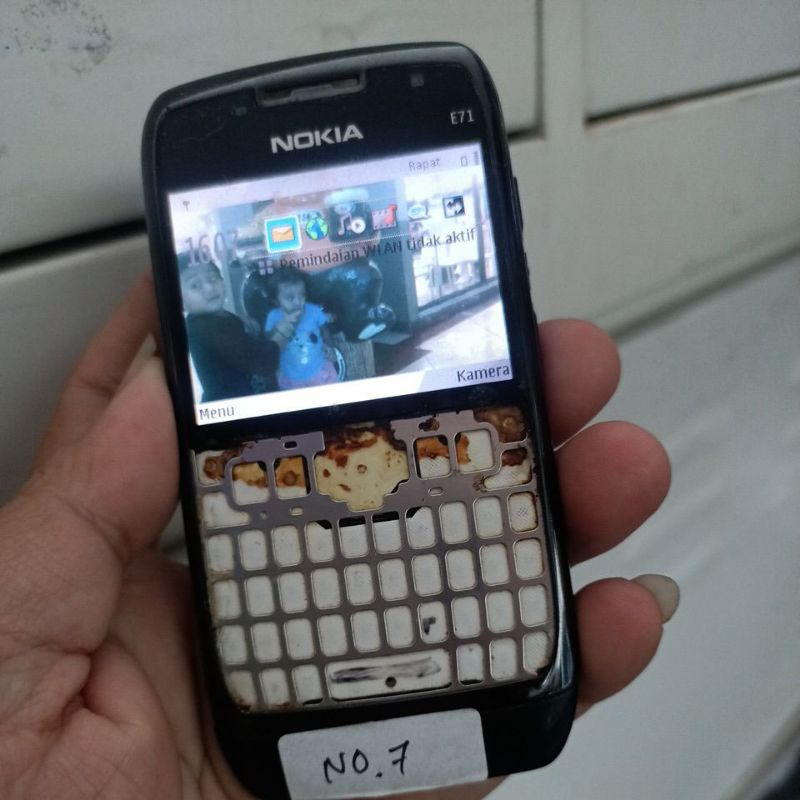 Nokia E71 Bahan nyala