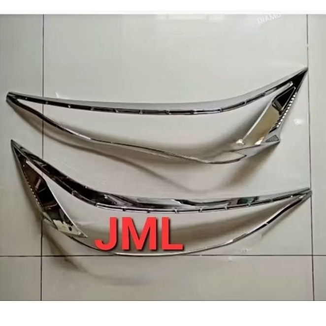 Garnish list lampu chrome lampu depan Avanza/Xenia 2022 - 2024.