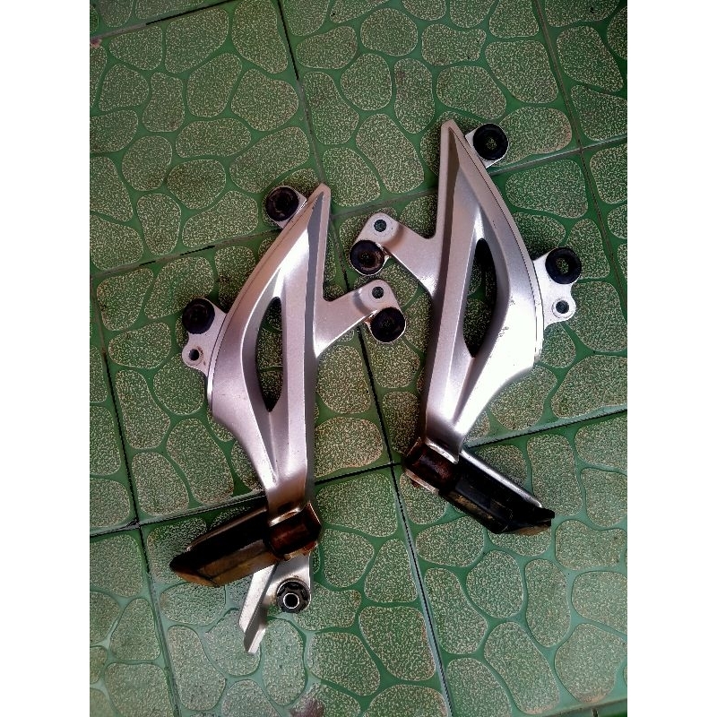 fostep postep pijakan kaki belakang Supra x125 fi Supra helmin