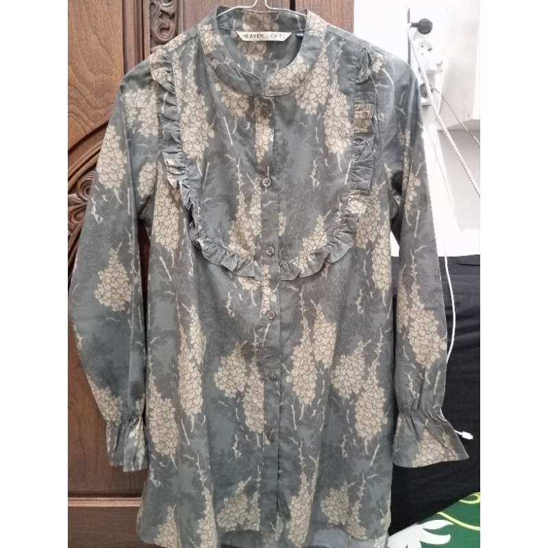 Preloved blouse heaven lights size XS