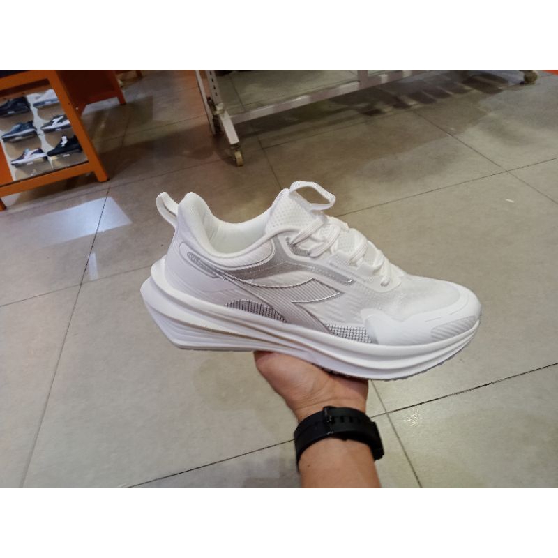 Sepatu Diadora original pria/ Diadora Nador men's running shoes - white ( 100% original )